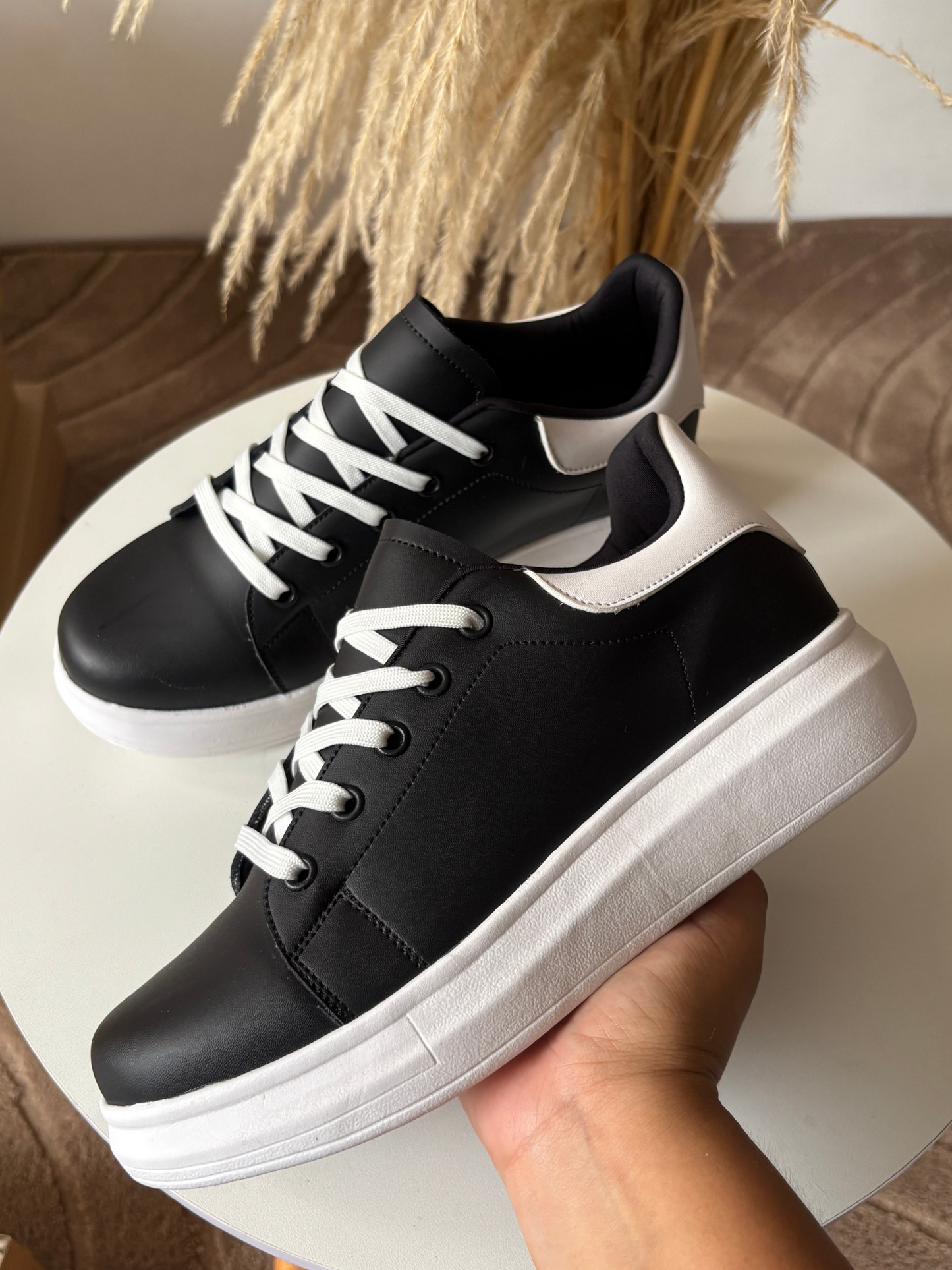 Gala Black & White
